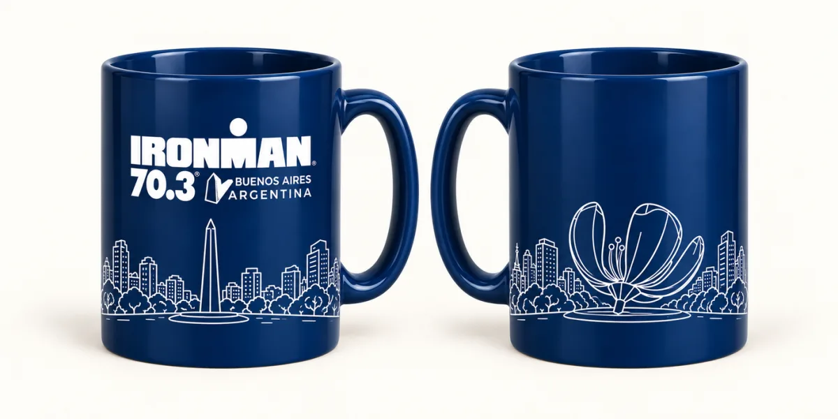 Taza blanca con el logo de Ironman 70.3 Buenos Aires